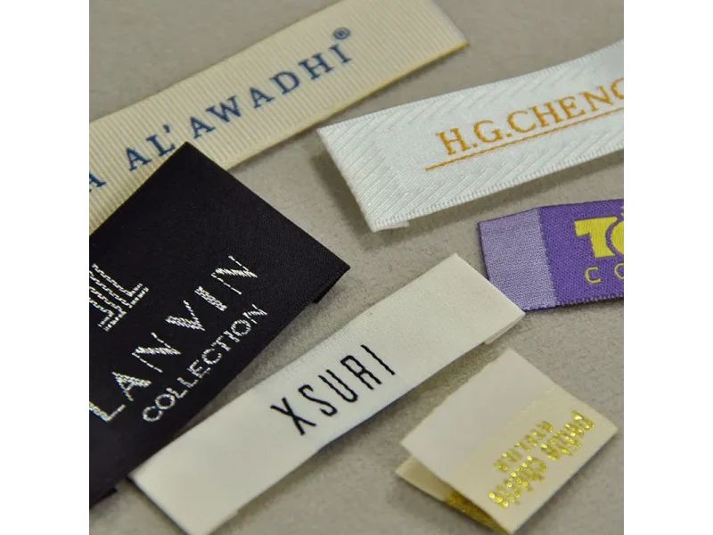 étiquettes tissées présenté comme exemple de fabrication d étiquette textile avec étiquette en tissu imprimée et étiquette d entretien